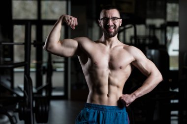 genç vücut geliştirmeci kasların esneme