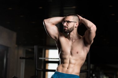 Bir sağlıklı kas inek adam portresi