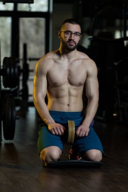 Geek adam egzersiz Whit A Ab Roller