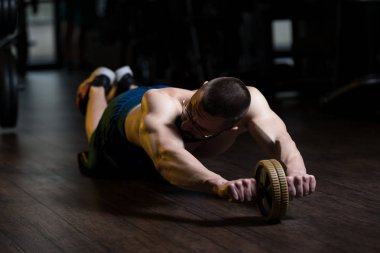 AB Roller ile çalışma dışarı geek adam