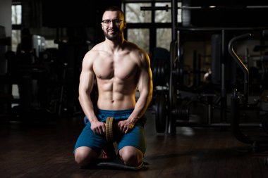 Geek adam egzersiz Whit A Ab Roller