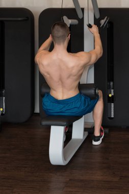 Bel için ağır egzersiz yaparak atlet