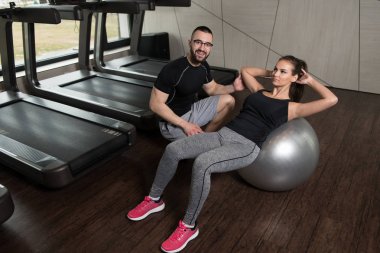 Kadın topu Abs egzersiz kişisel antrenör ile