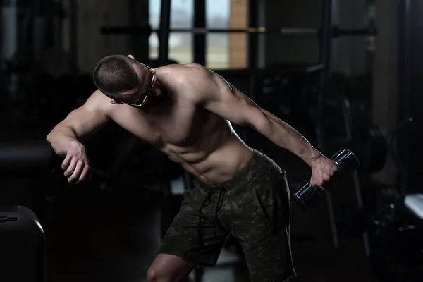 Ejercicio de tríceps con mancuerna en un gimnasio —  Fotos de Stock