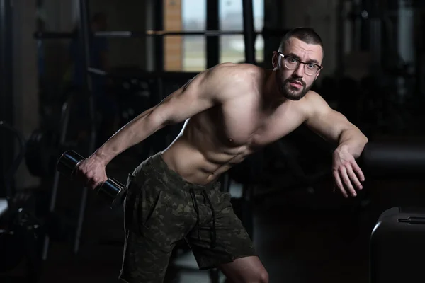 Człowieka maniakiem z hantle Triceps ćwiczenia — Zdjęcie stockowe