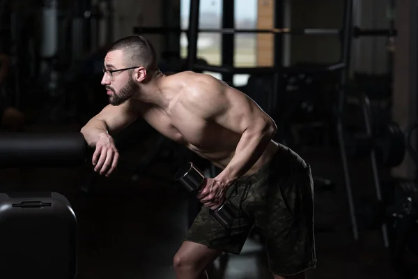 Geek Man med hantel tränar Triceps — Stockfoto