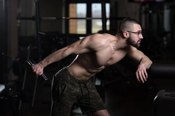 Triceps övning med hantel i ett Gym — Stockfoto