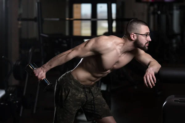 Trizepsübung mit Kurzhantel im Fitnessstudio — Stockfoto