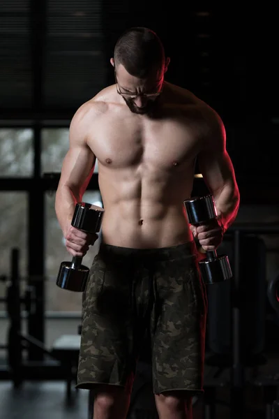 Geek Man met Dumbbell Biceps trainen — Stockfoto