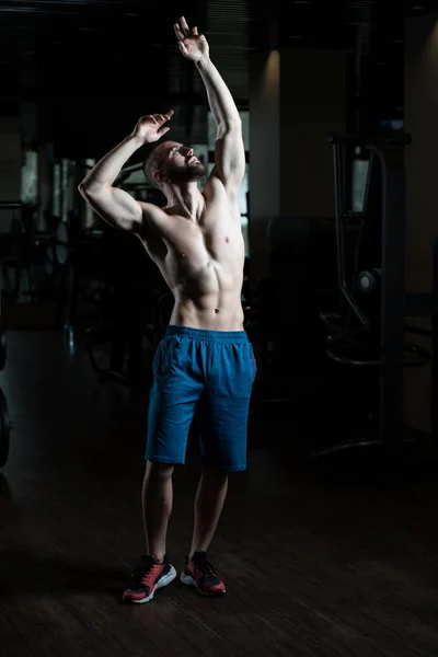 严重的健美运动员穿着护目镜站在健身房 — 图库照片