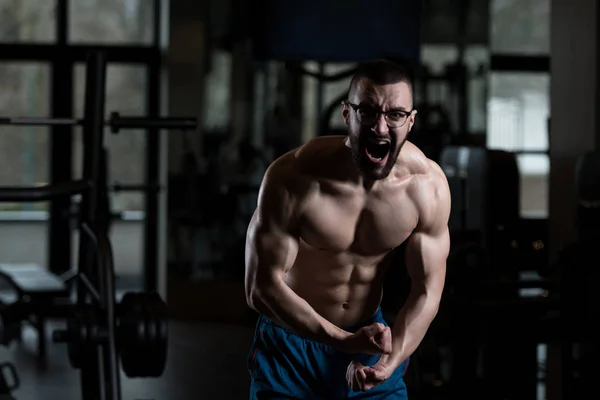 М'язистий гівнюк чоловік гнучкі м'язи в тренажерному залі — стокове фото