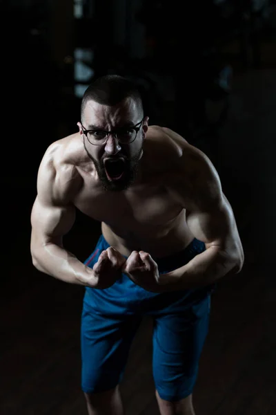 Retrato de um homem nerd muscular fisicamente apto — Fotografia de Stock