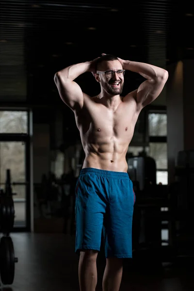 Nörd Man står stark i gymmet — Stockfoto