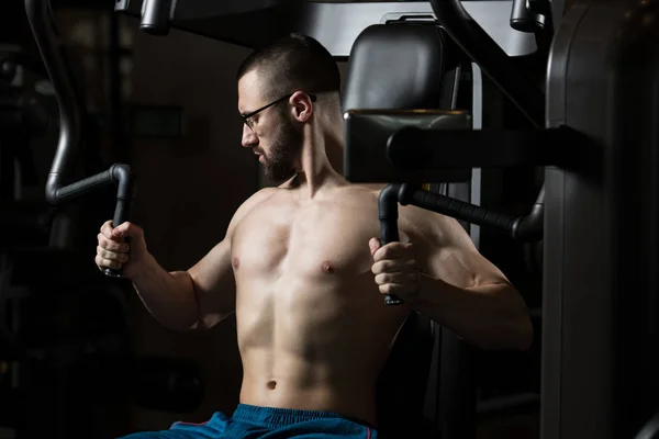 Bodybuilder Nerd Exercising Chest On Machine — Stock Photo, Image