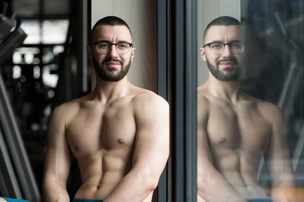 Muscular Man After Exercise Resting In Gym — Stock Photo, Image