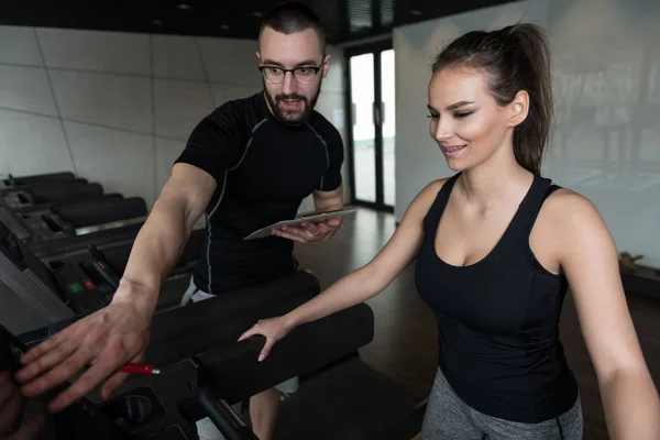 Fit paar opleiding samen Aerobics elliptische Walker — Stockfoto