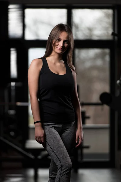 Mujer en el gimnasio mostrando su cuerpo bien entrenado — Foto de Stock