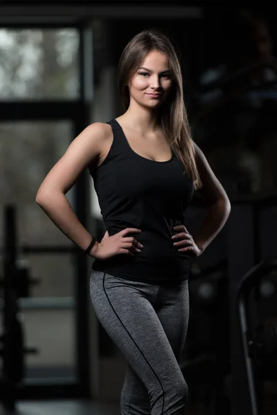 Atractiva mujer que flexiona los músculos —  Fotos de Stock