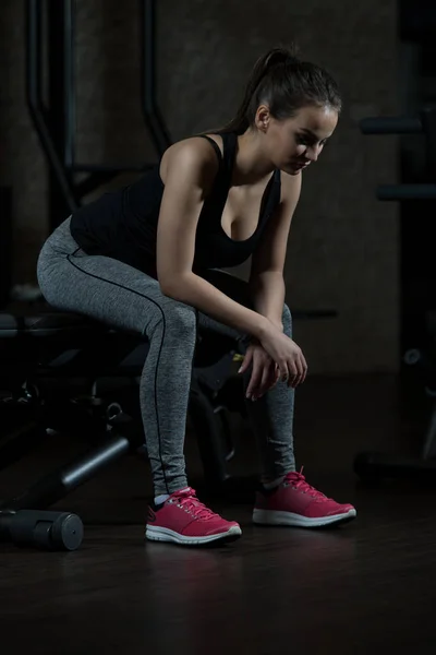 Muskulöse Frau nach sportlicher Bettruhe im Fitnessstudio — Stockfoto