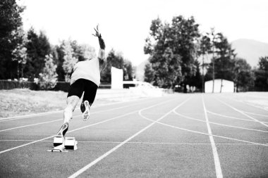 Adam pist Atletizm yolda