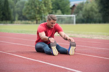 Fitness adam önce yolda çalışan egzersiz germe
