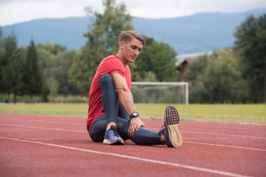 Atletik runner germe egzersiz yaparak