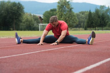 Çalıştırmadan önce ısınma genç erkek atlet