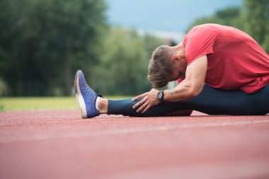 Atletik runner germe egzersiz yaparak