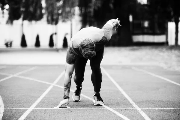 Homem na pista de atletismo — Fotografia de Stock