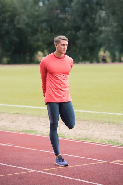 Hombre Fitness Estiramiento Antes de Ejercicio Correr en la Pista —  Fotos de Stock