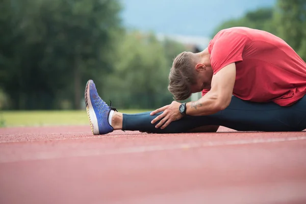 Athletische Läuferin beim Stretching — Stockfoto