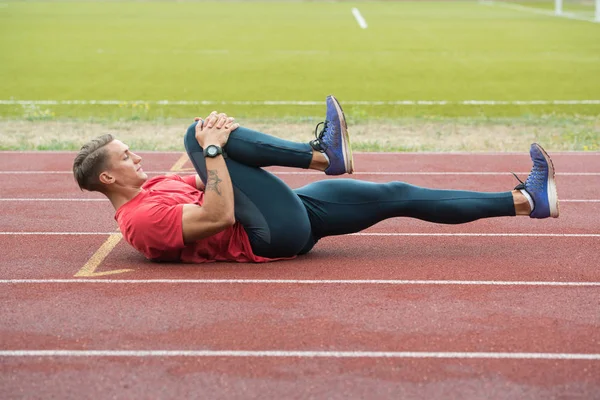 Läufer dehnen sich vor dem Training — Stockfoto