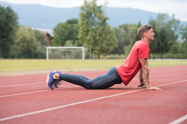 Młody człowiek jest na zewnątrz Streching — Zdjęcie stockowe