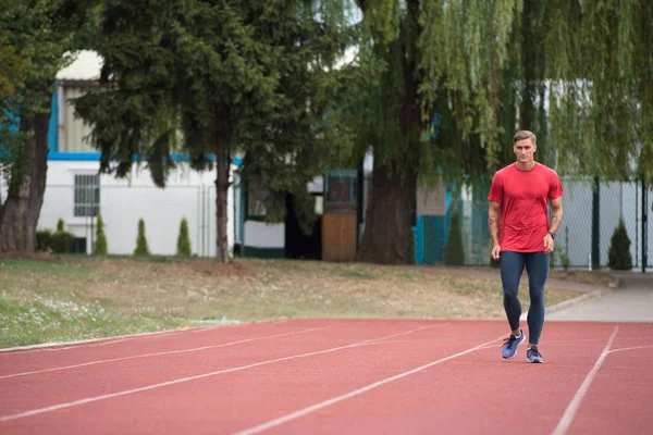 Uomo che corre in pista — Zdjęcie stockowe