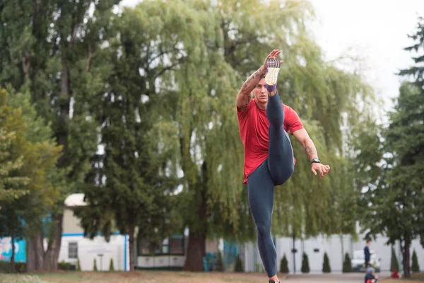 Mannelijke atleet, die zich uitstrekt voor training — Stockfoto