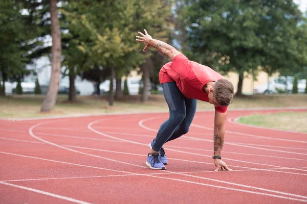 Sprinter bereitet sich auf den Start vor — Stockfoto