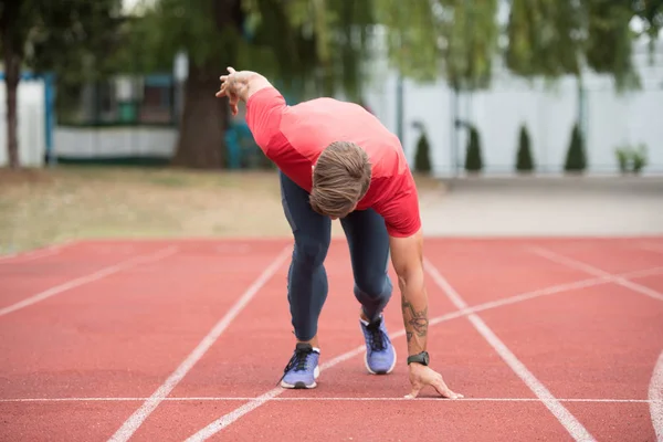 Homem na pista de atletismo — Fotografia de Stock