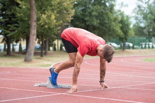 Człowiek na torze w Lekkoatletyce pasa startowego — Zdjęcie stockowe