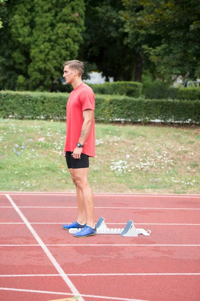 Porträt eines sportlichen Mannes auf der Laufstrecke — Stockfoto