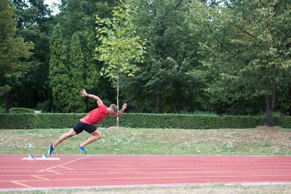 Junger Mann joggt an sonnigen Tagen — Stockfoto