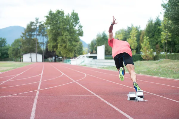 Mann auf Laufsteg Leichtathletik-Bahn — Stockfoto