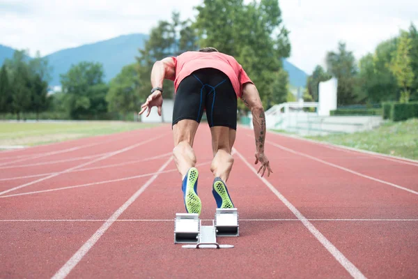 Mann auf Laufsteg Leichtathletik-Bahn — Stockfoto