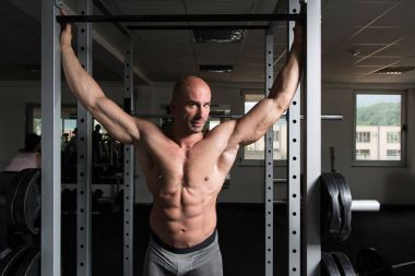 Adam iyi eğitimli cesedini gösterilen spor salonunda