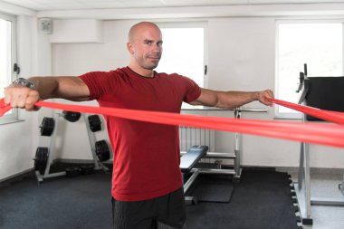 Lateks direniş Band ile adam ısıtır