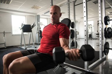 Pazı egzersiz Dumbbells ile adam