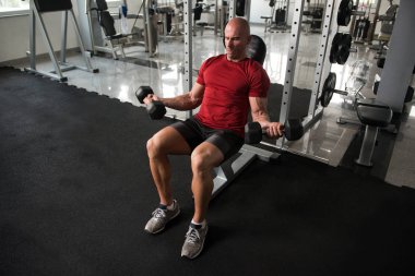 Pazı egzersiz bir spor salonunda Dumbbells ile