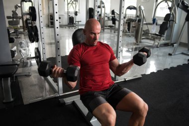 pazı dumbbells ile egzersiz vücut geliştirmeci