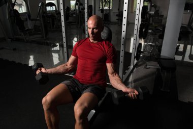 Pazı egzersiz bir spor salonunda Dumbbells ile