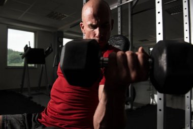 pazı dumbbells ile egzersiz vücut geliştirmeci