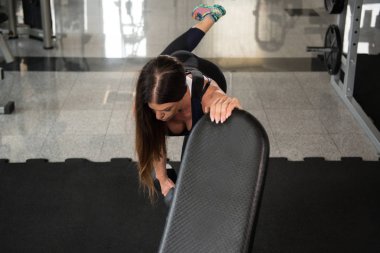 Geri egzersiz kadın ve bacaklar Dumbbells ile